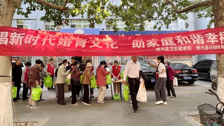 滨州市各级计生协积极开展“5·29会员活动日”宣传服务活动，免费发放计生用品